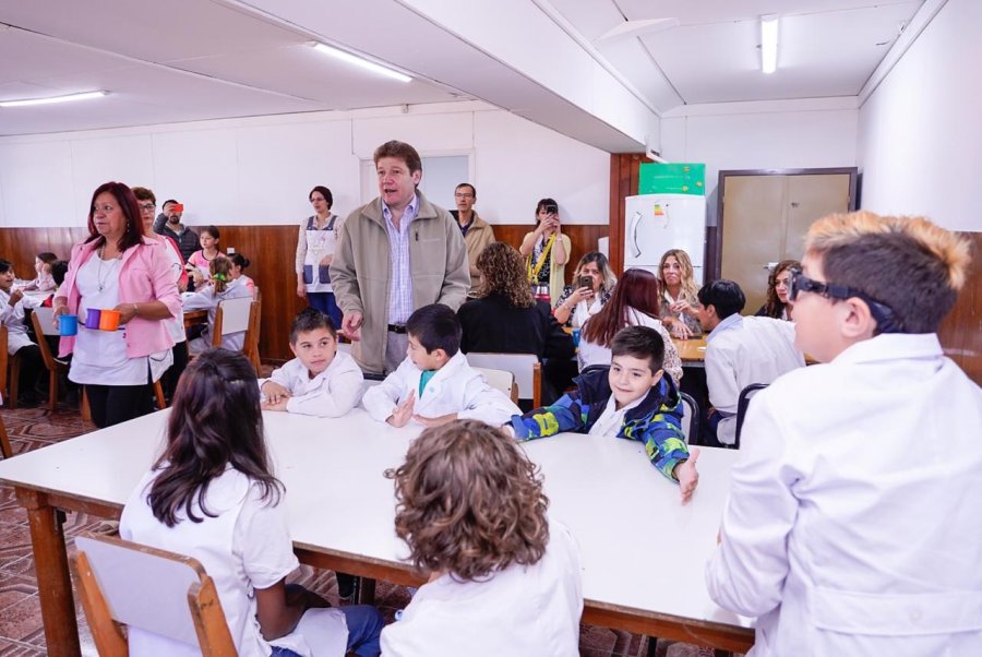 El gobernador Gustavo Melella, y la vicegobernadora Mónica Urquiza, recorrieron las aulas de la escuela, luego del acto.