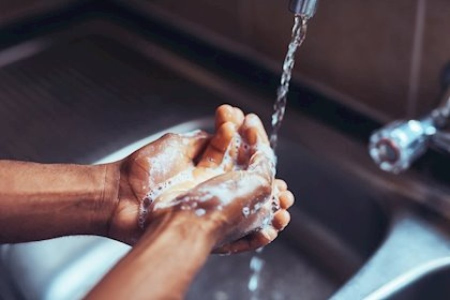 Lavarse las manos y no taparse la boca la con las manos al toser, medidas para prevenir las infecciones.