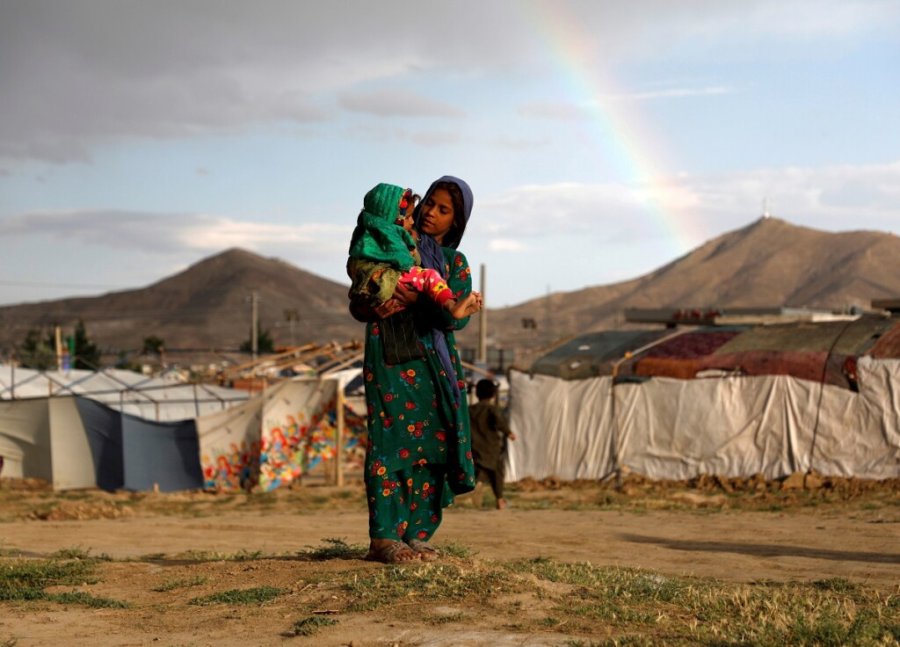 FOTO DE ARCHIVO. Una niña afgana desplazada internamente lleva a un niño cerca de su refugio en un campo de refugiados en las afueras de Kabul, Afganistán. 20 de junio de 2019. REUTERS/Stringer